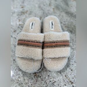 Magellan Outdoors Women's One Band Sherpa Slide Slippers